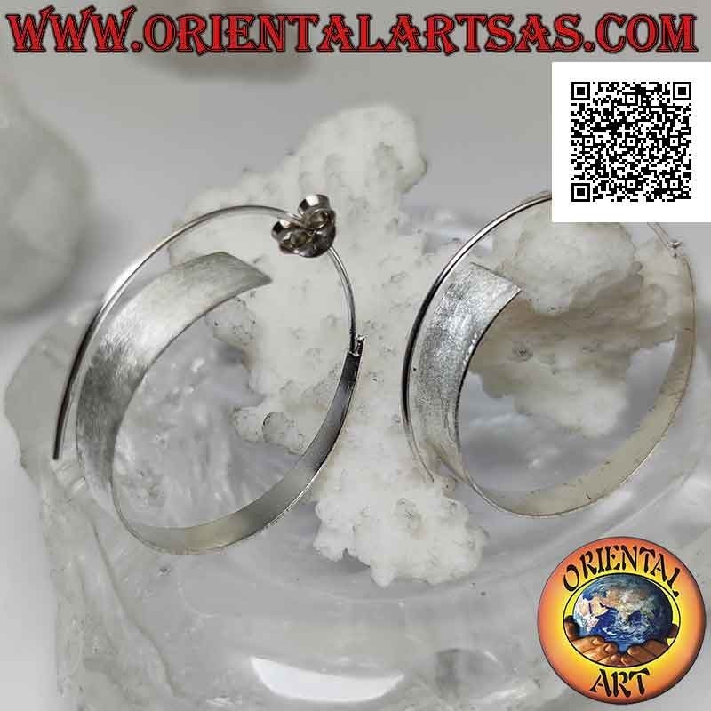 Pendientes redondos en forma de media luna en forma de media luna, planos y satinados de plata con cierre de mariposa