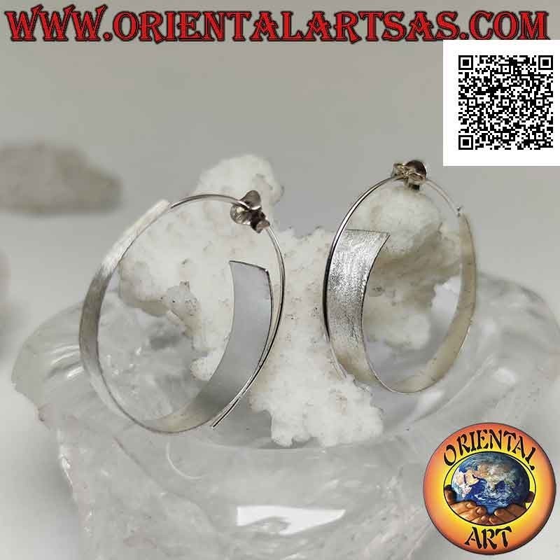 Orecchini in argento a cerchio spirale largo crescente piatto e satinato con chiusura a farfalla
