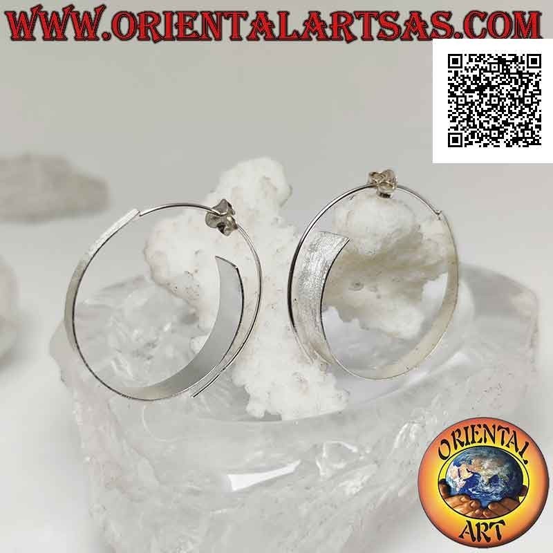 Orecchini in argento a cerchio spirale largo crescente piatto e satinato con chiusura a farfalla