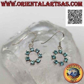 Boucles d'oreilles à levier en argent avec un contour de cercle de zircons bleu clair sertis