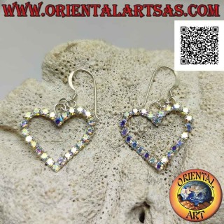 Boucles d'oreilles à levier en argent avec un contour de coeur de zircons cubiques arc-en-ciel sertis