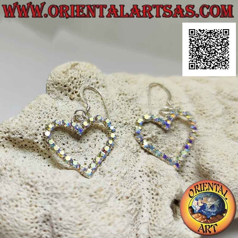 Aretes de plata con cierre de palanca con un contorno de corazón de circonitas cúbicas arcoíris engastadas