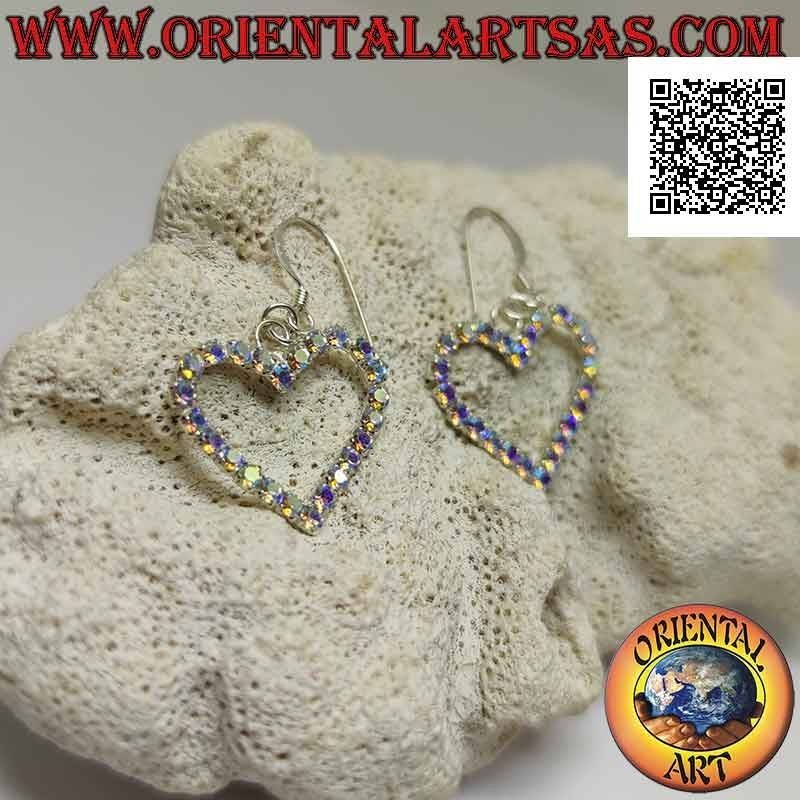 Boucles d'oreilles à levier en argent avec un contour de coeur de zircons cubiques arc-en-ciel sertis