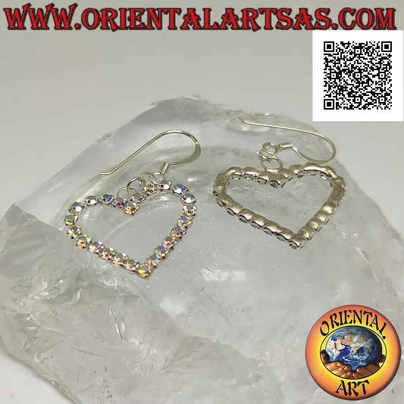 Boucles d'oreilles à levier en argent avec un contour de coeur de zircons cubiques arc-en-ciel sertis