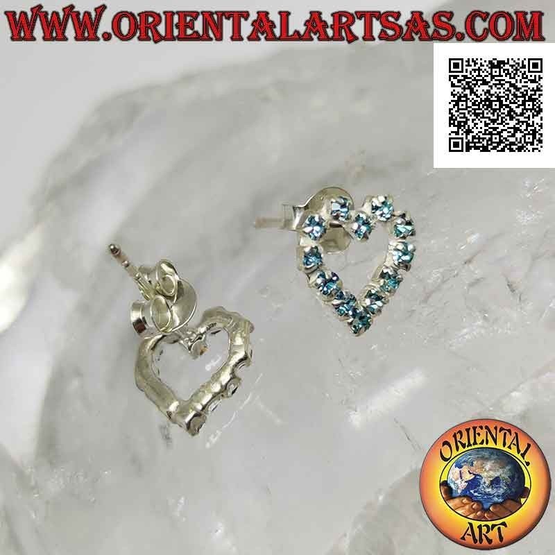 Orecchini in argento da lobo con contorno di cuore di zirconi celesti incastonati (piccolo)