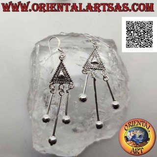 Pendientes de plata con triángulo étnico decorado en bajorrelieve y tres bolas colgantes