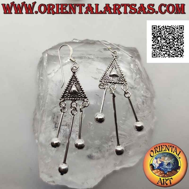 Pendientes de plata con triángulo étnico decorado en bajorrelieve y tres bolas colgantes