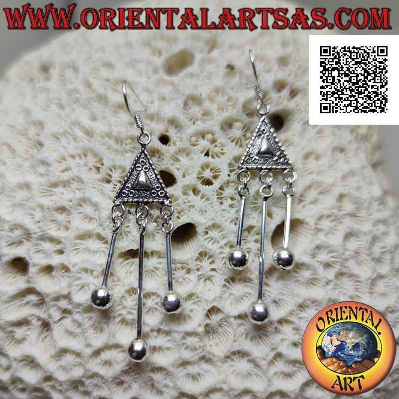 Orecchini in argento a triangolo etnico decorato a bassorilievo e tre palline pendenti pendenti