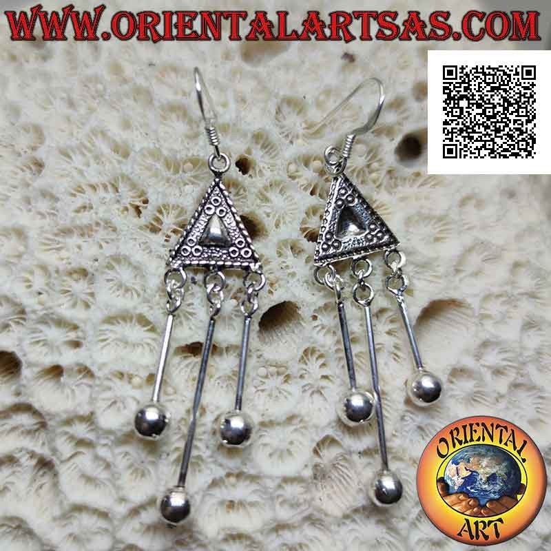 Boucles d'oreilles en argent avec triangle ethnique décoré en bas-relief et trois boules pendantes