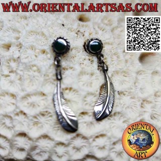 Pendientes lóbulos de plata con ágata verde redonda y colgante de pluma