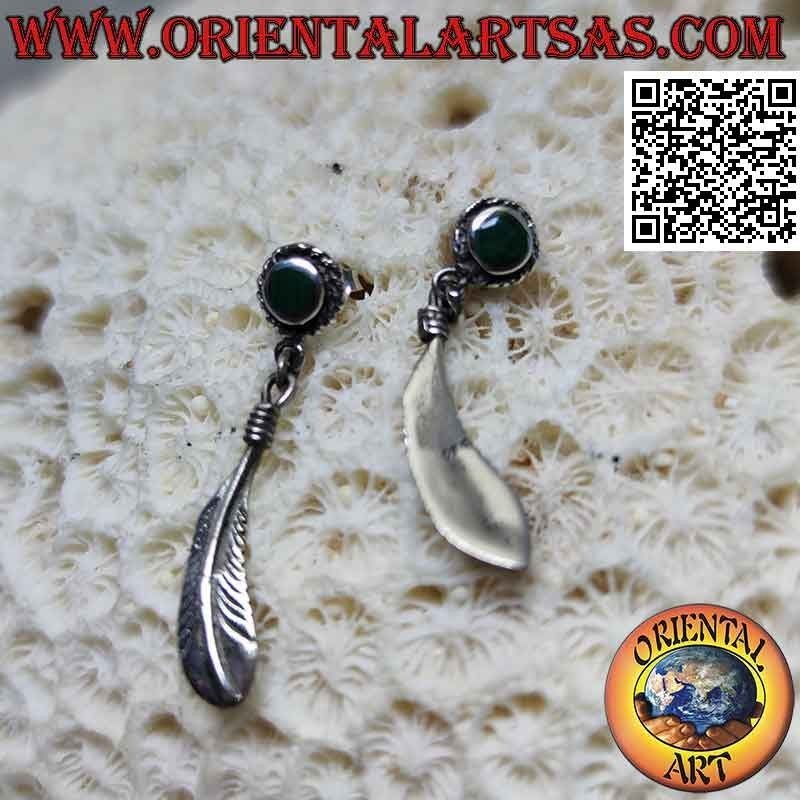 Pendientes lóbulos de plata con ágata verde redonda y colgante de pluma