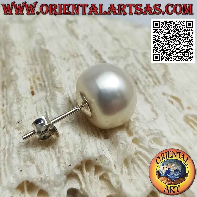 Silberner Mini-Ohrring, die flache Perle dahinter (10mm Ø)