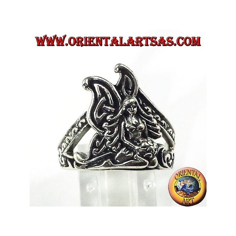 Anillo de plata de hadas de rodillas