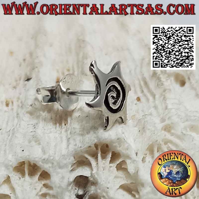 Mini boucle d'oreille en argent, soleil lisse avec spirale gravée