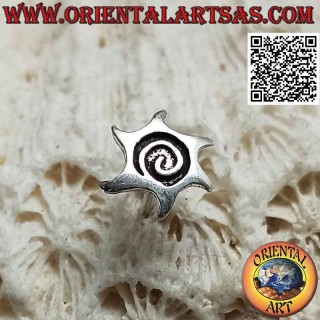 Silberner Mini-Ohrring, glatte Sonne mit eingravierter Spirale