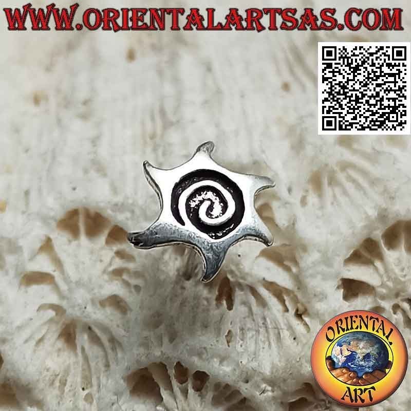 Mini orecchino in argento, sole liscio con spirale incisa