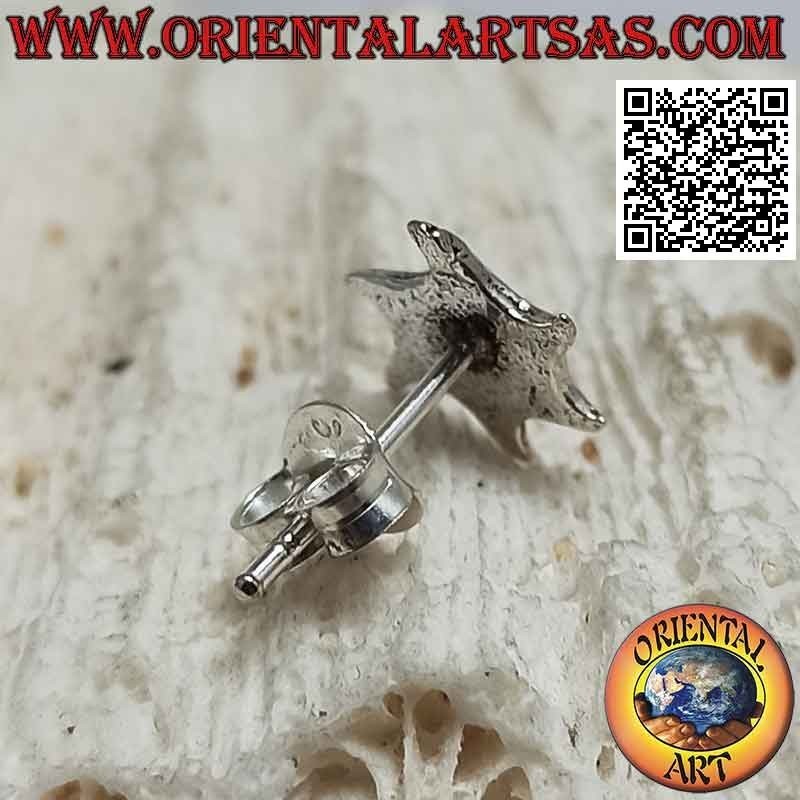 Mini boucle d'oreille en argent, soleil lisse avec spirale gravée