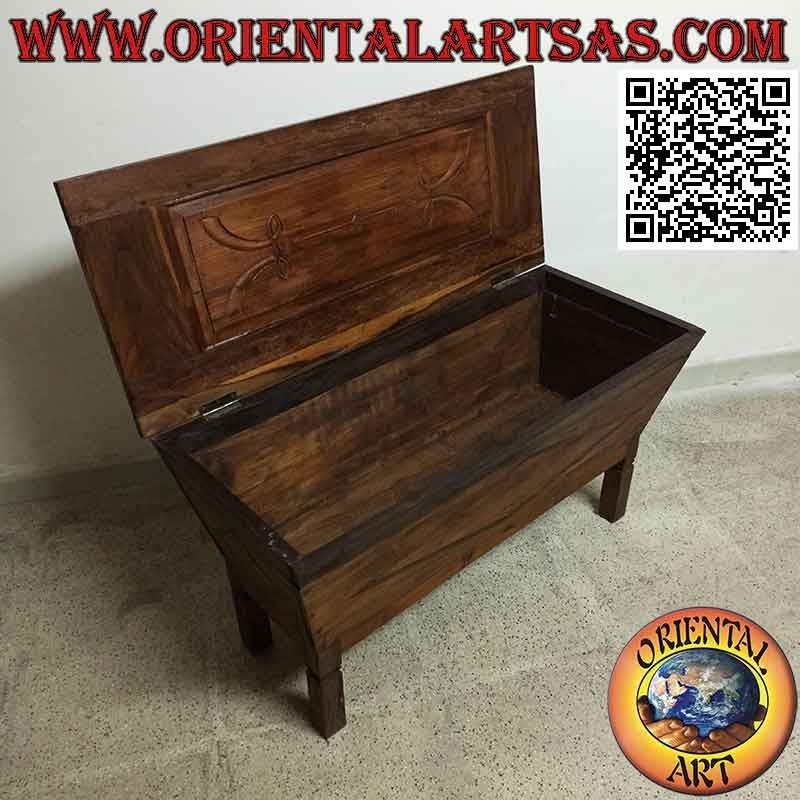 Aparador antiguo tradicional con adornos tallados en madera de teca antigua