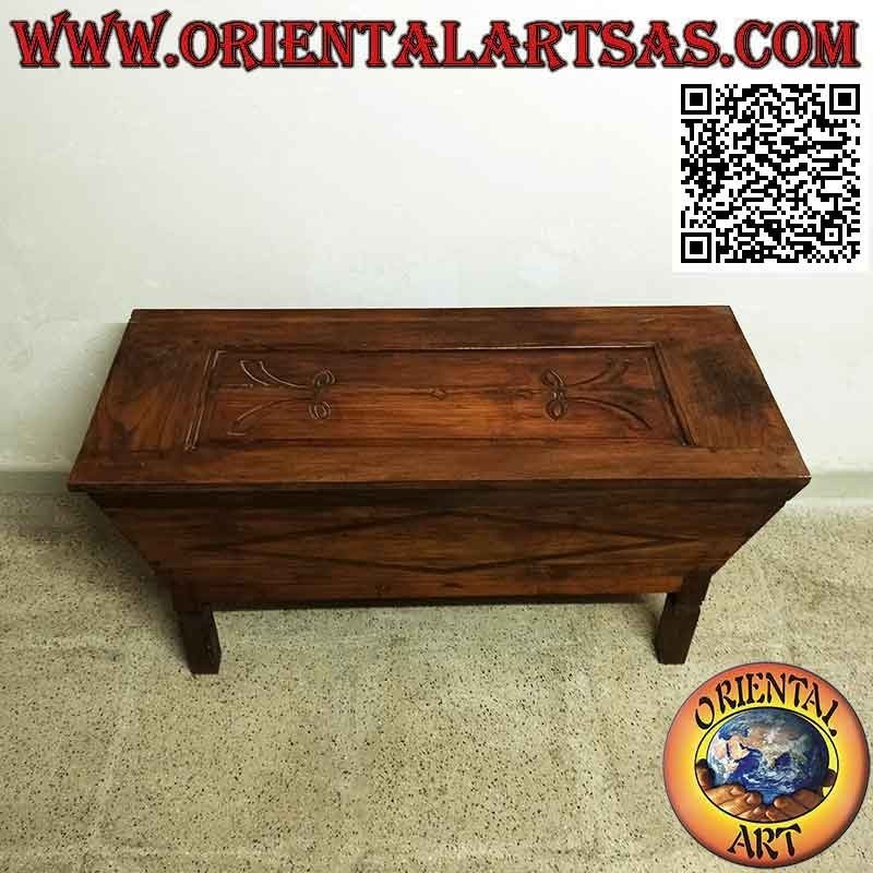 Aparador antiguo tradicional con adornos tallados en madera de teca antigua