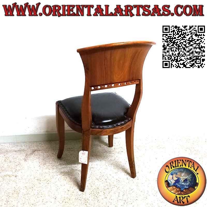Silla barroca de estilo italiano en madera de teca y asiento de cuero.