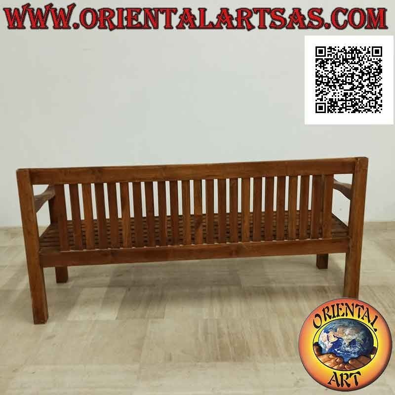 Banco lineal de cuatro plazas con respaldo y asiento en listones de madera de teca