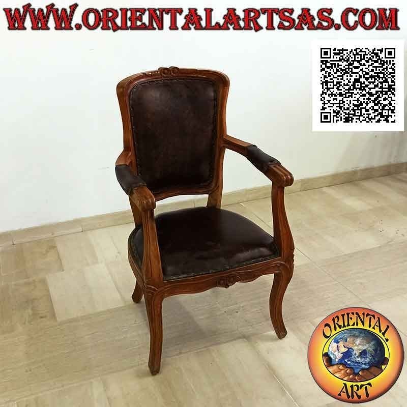 Fauteuil impérial avec dossier, fond et accoudoirs recouverts de cuir et de fleurs sculptées en bois de teck