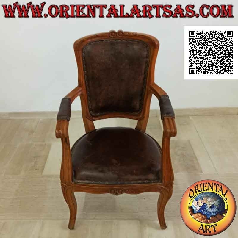 Sillón imperial con respaldo, fondo y apoyabrazos tapizados en cuero y flores talladas en madera de teca