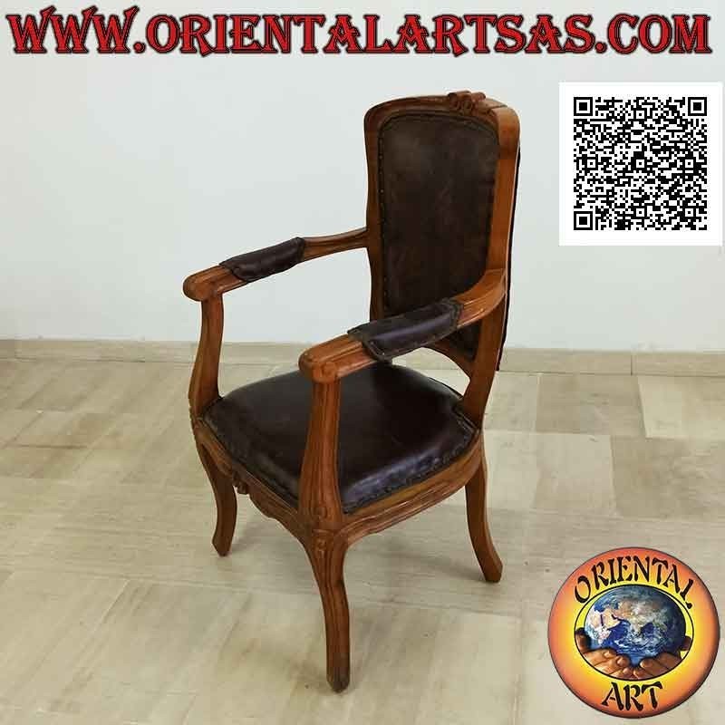 Sillón imperial con respaldo, fondo y apoyabrazos tapizados en cuero y flores talladas en madera de teca
