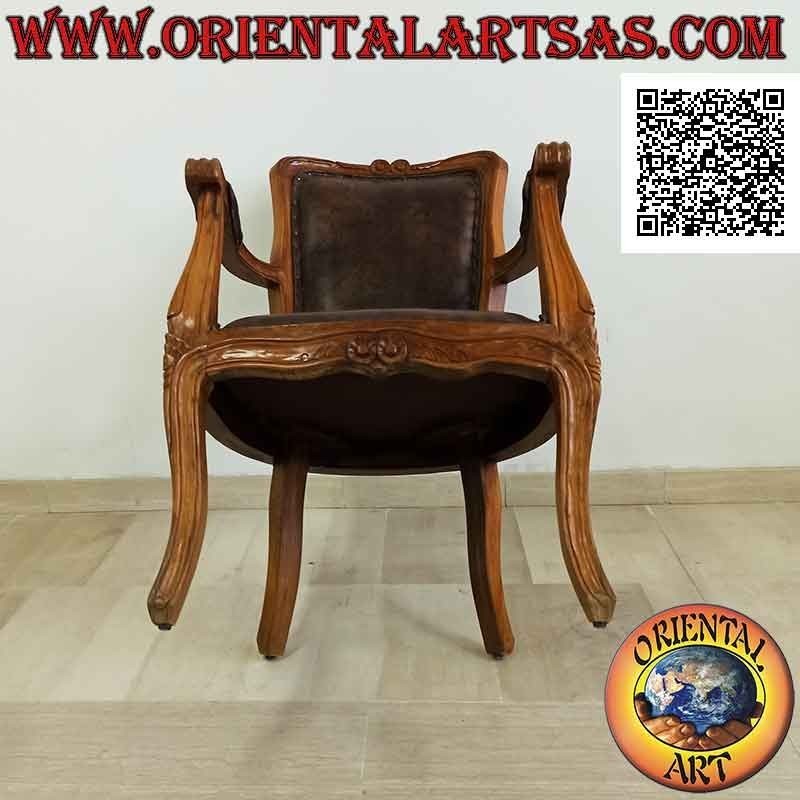 Poltrona imperiale con schienale, fondo e braccioli rivestiti in cuoio e fiori intagliati in legno di teak