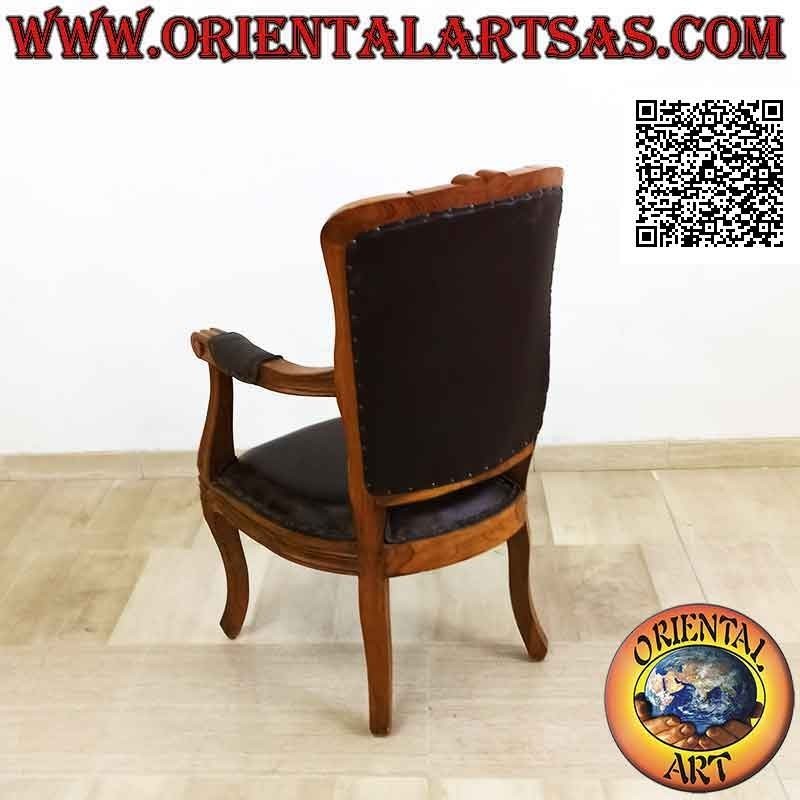 Fauteuil impérial avec dossier, fond et accoudoirs recouverts de cuir et de fleurs sculptées en bois de teck