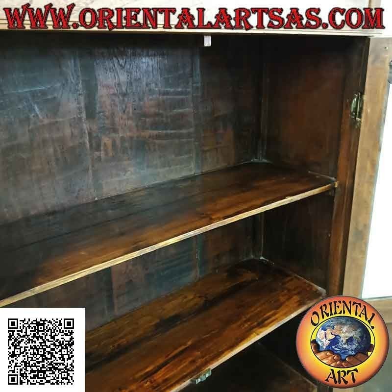 Vitrina antigua de dos puertas con hiedra en alto relieve tallada en madera de teca antigua