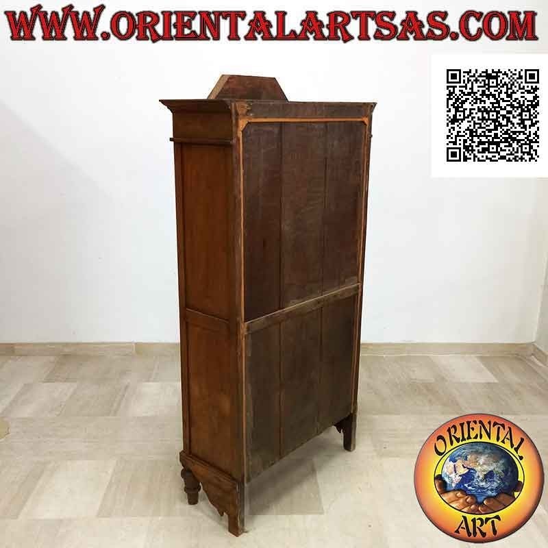 Vitrina antigua de dos puertas con hiedra en alto relieve tallada en madera de teca antigua