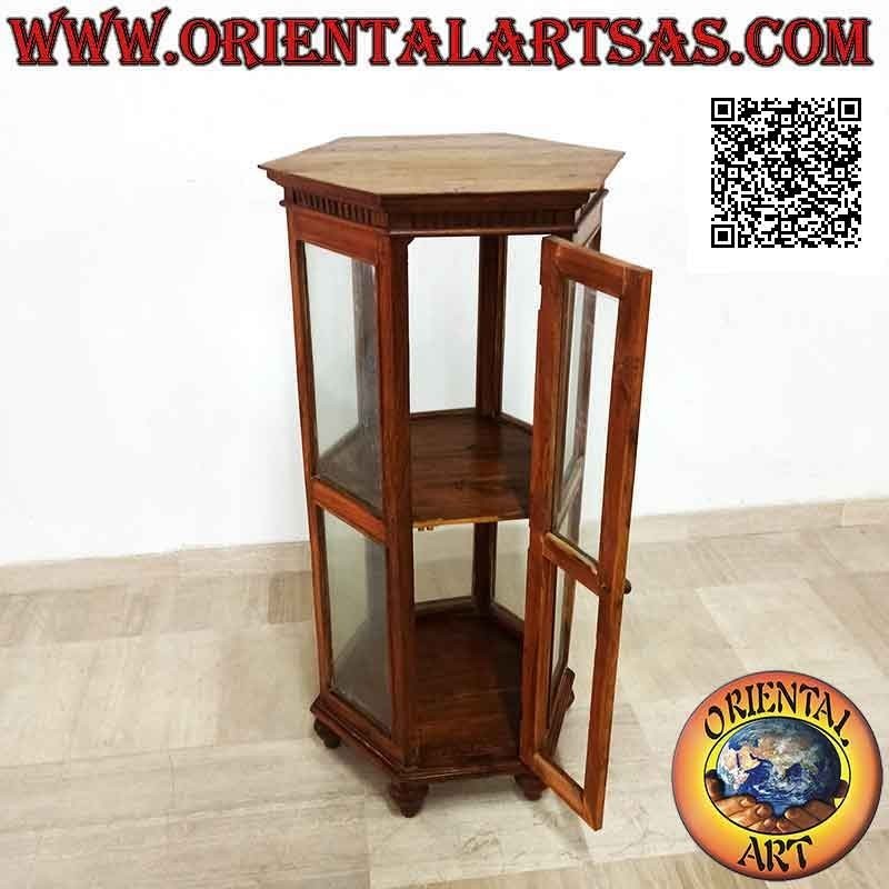 Sechseckige Vitrine mit zwei Regalen und Säulendekoration aus Teakholz (natur)
