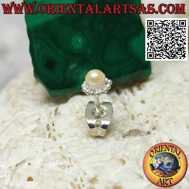 Mini pendiente de plata, la perla en un marco punteado