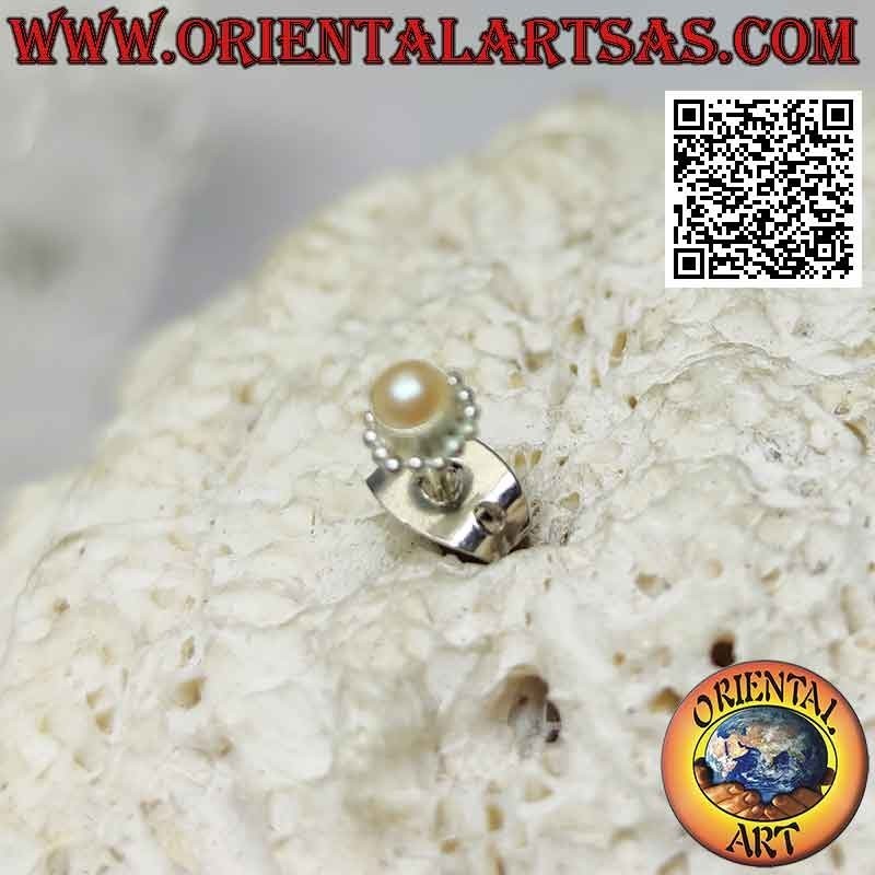 Mini orecchino in argento, la perla su montatura a cornice puntinata