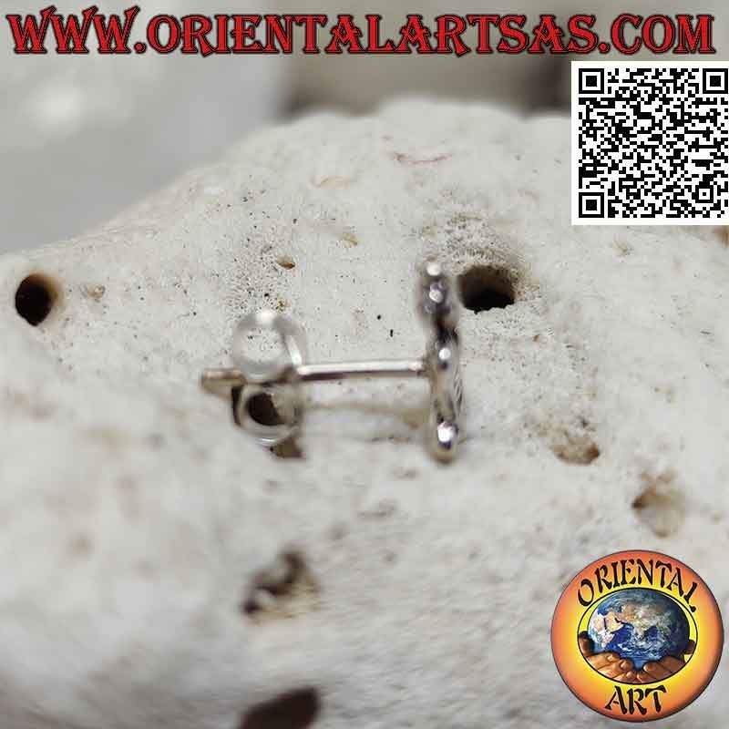 Mini boucle d'oreille en argent, "Bhumisparsha Mudra - Subduing the demon Mara"