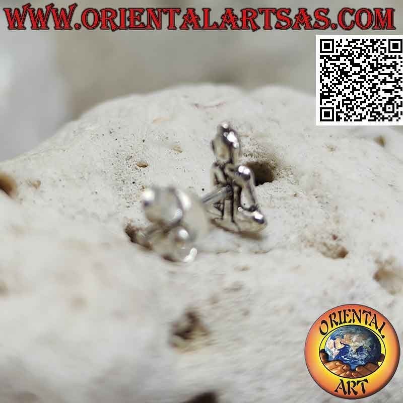 Mini boucle d'oreille en argent, "Bhumisparsha Mudra - Subduing the demon Mara"