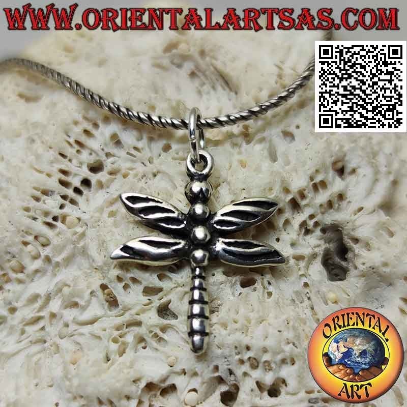 Colgante de plata con forma de libélula y grabado en los detalles