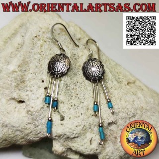 Boucles d'oreilles à levier en argent avec bouclier ciselé et trio de bâtons en argent avec pierres