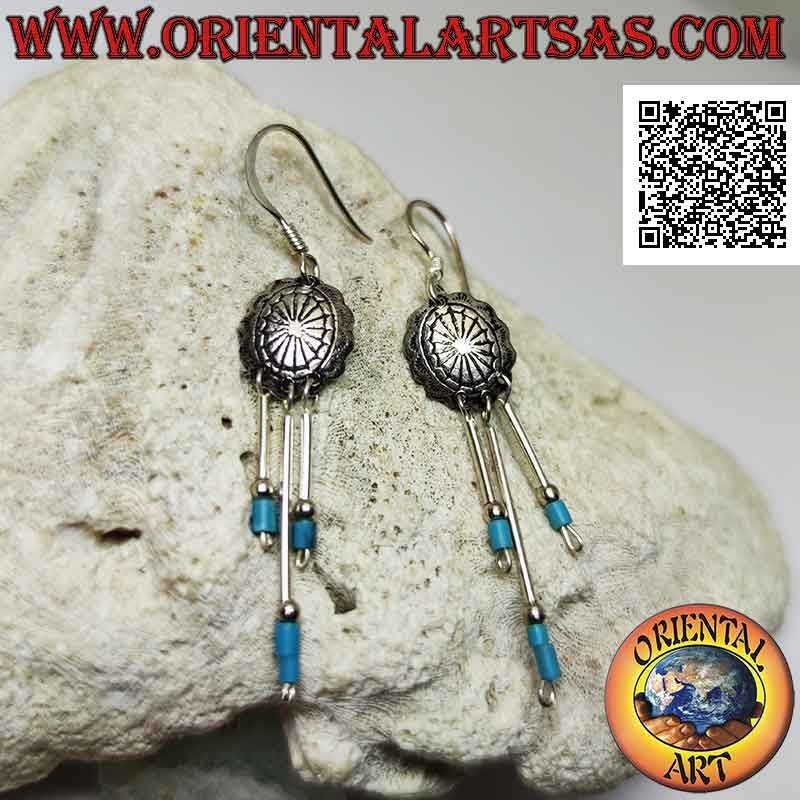 Boucles d'oreilles à levier en argent avec bouclier ciselé et trio de bâtons en argent avec pierres