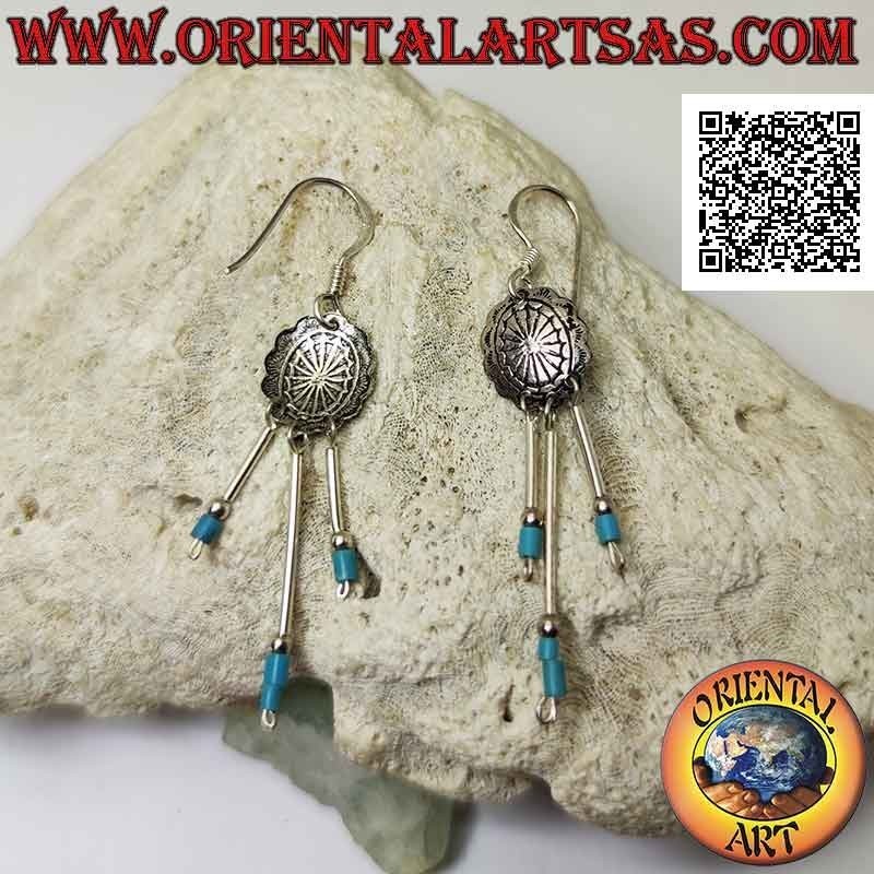 Pendientes de palanca de plata con escudo cincelado y trío de palos de plata con piedras