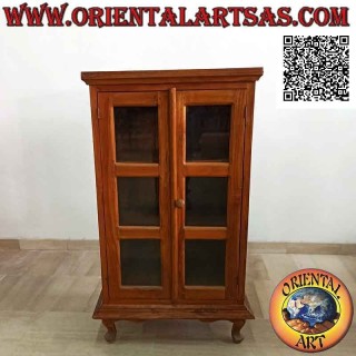 Vitrine rectangulaire à double porte et trois étagères profondes avec pieds galbés en bois de teck
