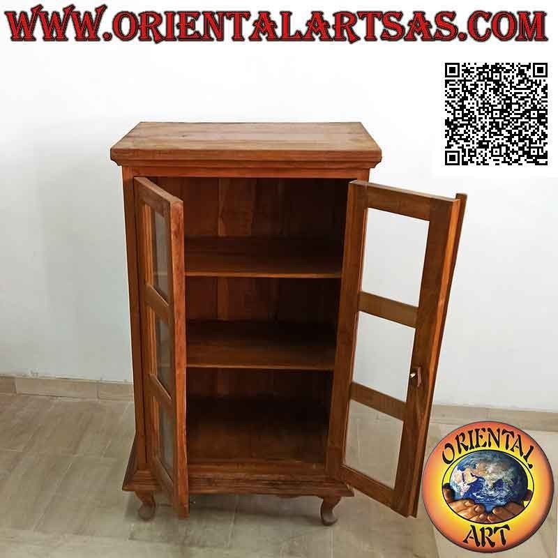 Vitrina rectangular con puerta doble y tres estantes profundos con pies curvos en madera de teca