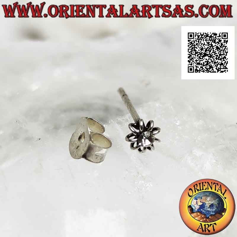 Mini orecchino / puntino da naso in argento, zircone tondo contornato da merletto (2 mm)