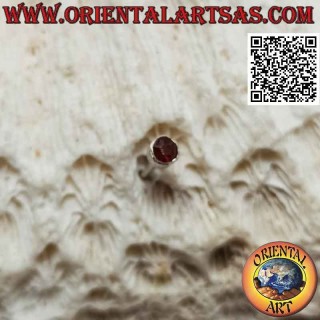 Mini orecchino in argento, granato naturale sfaccettato tondo