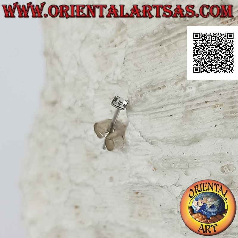 Mini orecchino / puntino da naso in argento, quadrato con zircone colorato sfaccettato (2 mm)