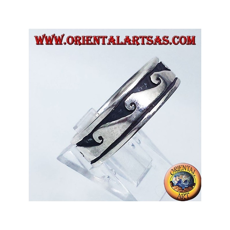 Anello fedina in argento con onda a bassorilievo