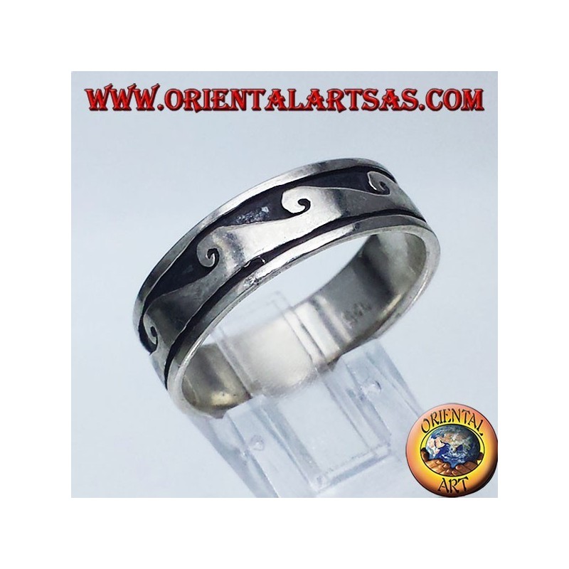 anillo de plata con el expediente de onda bajo relieve