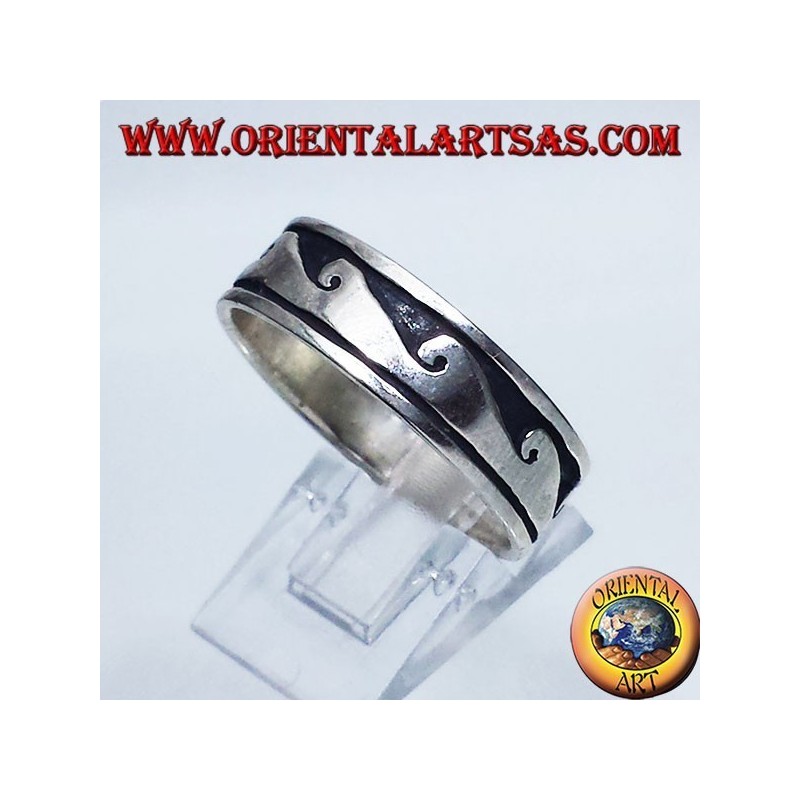 anillo de plata con el expediente de onda bajo relieve