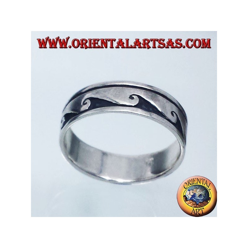 anillo de plata con el expediente de onda bajo relieve